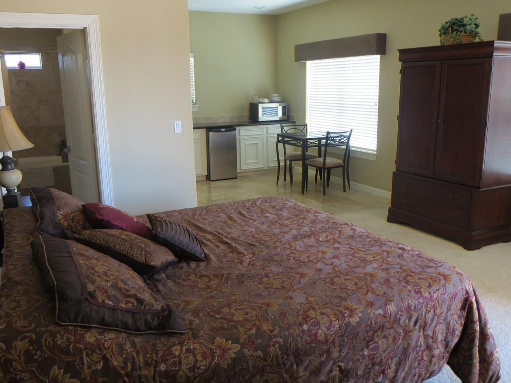 Sunset Harbor Resort Willis Chambre photo